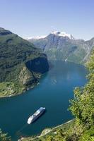 navio de cruzeiro no fiorde de geiranger na noruega foto