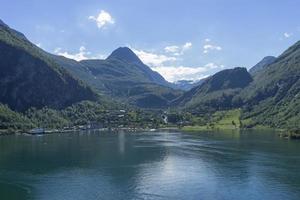 cruzeiro no fiorde de geiranger na noruega foto