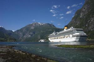 navio de cruzeiro no fiorde de geiranger na noruega foto