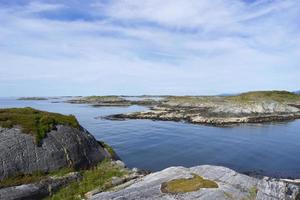 a costa rochosa do mar norueguês perto da vila de pescadores bud, noruega foto