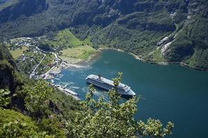 navio de cruzeiro no fiorde de geiranger na noruega foto