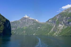 cruzeiro no fiorde de geiranger na noruega foto