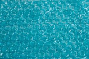 embalagem com bolhas de ar em um fundo azul. textura de plástico bolha, embalagem, filme bolha de ar. copiar, espaço vazio para texto foto