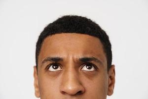 retrato de metade do rosto de homem africano olhando para cima foto