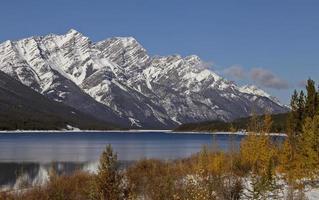 montanhas rochosas inverno outono foto