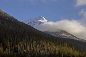 montanhas rochosas inverno outono foto