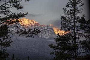 montanhas rochosas inverno outono foto