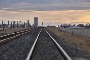 trilhos de trem pôr do sol foto