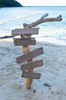 placa de madeira vazia na praia foto