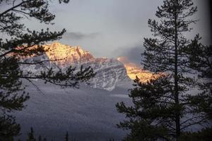 montanhas rochosas inverno outono foto