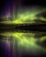 reflexão da aurora boreal