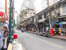 silom bangkokthailand16 de agosto de 2018 de manhã as pessoas estão caminhando para o trabalho e fazendo atividades como comprar café para comprar ou comprar bilhetes de loteria e fazer fila para uma motocicleta. foto