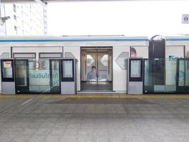 na estação bts bangkokthailand17 de agosto de 2018, um trem na estação abre a porta esperando os passageiros. em 17 de agosto de 2018 na Tailândia. foto