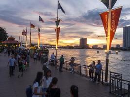 asiatique bangkokthailand17 de setembro de 2018 os turistas vêm a bangkok para ver o belo rio chao phraya à noite e ao crepúsculo. em 17 de setembro de 2018 na Tailândia. foto