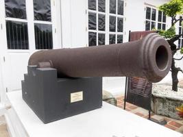 museu nacional bangkokthailand10 de agosto de 2018 armas de artilharia antigas são exibidas em frente ao museu. 10 de agosto de 2018 na Tailândia. foto