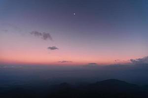 paisagem paisagem de montanha à noite foto