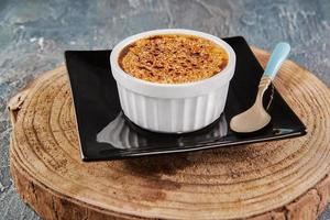 creme brulee com cogumelos em forma especial no prato com colher foto