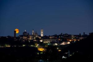 horizonte de bergamo à noite foto