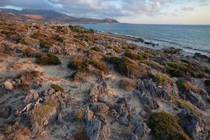 vista do pôr do sol perto da praia de falasarna na ilha de creta, grécia. foto