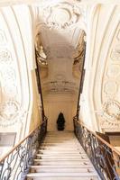 escada de mármore no palácio histórico com interior de luxo - palácio real de savoia, torino, itália foto