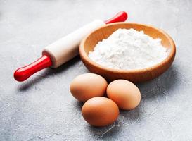 ingredientes de cozimento - farinha, ovos e pino