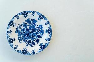 lindo prato de porcelana vintage na mesa foto