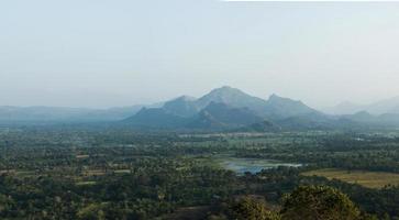 panorâmica aérea de lion rock em sigiriya, no sri lanka foto