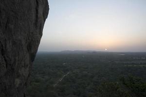 bela vista panorâmica da montanha sigiriya ao pôr do sol. Sri Lanka foto