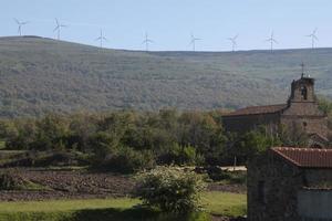 paisagem rural espanhola com turbinas eólicas seguidas nas colinas foto