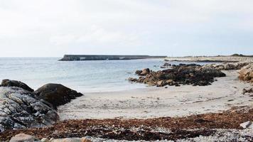 bela paisagem de uma pequena praia sem pessoas na irlanda foto