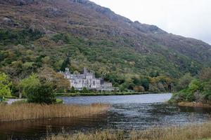 Abadia de kylemore, lar das irmãs da ordem beneditina na Irlanda. montanha duchruach, montanhas connemara. foto