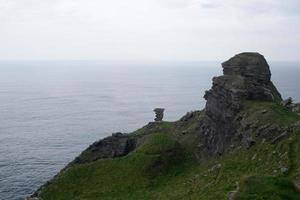 litoral irlandês verde. falésias em moher, irlanda foto