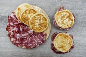 delicioso tigelle italiano em fundo de madeira. prato tradicional da região de emilia-romagna. vista de cima. Bolonha, Itália foto