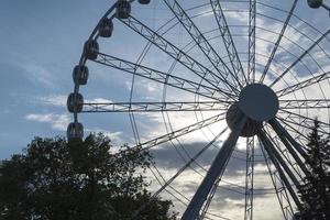 grande roda gigante no fundo do céu azul claro, close-up foto