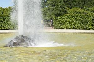 peterhof, a fonte do zoológico no parque inferior. foto