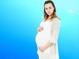 mulher grávida em roupas casuais isoladas no fundo do céu desfocado, mulher grávida em roupas casuais isoladas em fundo azul, linda senhora grávida, esperando bebê foto