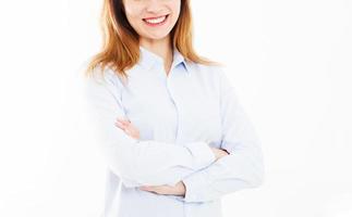 retrato recortado da mulher de negócios moderna de sorriso isolada no fundo branco, garota de camisa, formação de equipe, espaço de cópia foto