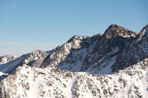 montanhas nos pirenéus na estância de esqui de grandvalira em andorra foto