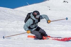 grandvalira, andorra. 14 de dezembro de 2021. jovem esquiador fazendo uma curva nas montanhas de andorra em grandvalira, andorra. foto