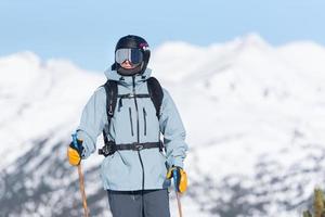 grandvalira, andorra. 14 de dezembro de 2021. jovem esquiador fazendo uma curva nas montanhas de andorra em grandvalira, andorra. foto