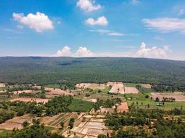 terras agrícolas de montanha na tailândia rural, fotografia de paisagem, fotografia de drone foto