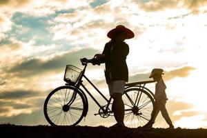 mãe e filha no campo ao pôr do sol foto