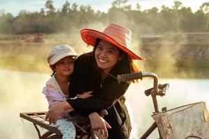 mãe e filha no campo ao pôr do sol foto