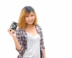garota linda hipster segurando com câmera retro. foto