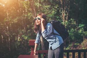 jovem mulher atraente desfrutar com a natureza ao redor, aventura alcançada. foto