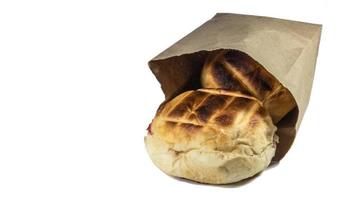 pão redondo grelhado no carvão servir com casca de pão crocante foto