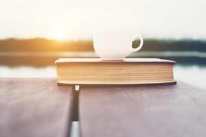 uma xícara de café com livro, férias de conceito relaxante. foto