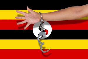 algemas com mão na bandeira de uganda foto
