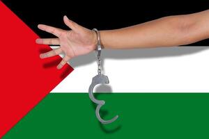 algemas com a mão na bandeira da Palestina foto