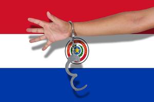 algemas com a mão na bandeira do paraguai foto